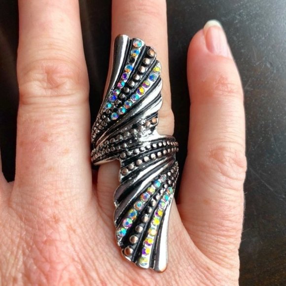 🟣 (2/$20) - Fun Fashion Ring with antiquing and iridescent stones - Size 8 - Picture 4 of 6